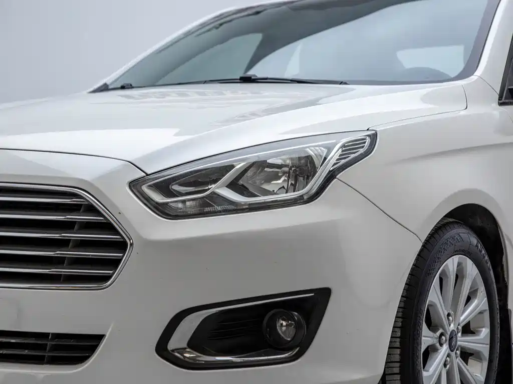 Ford Escort 2015 1.5L AT Fashion
