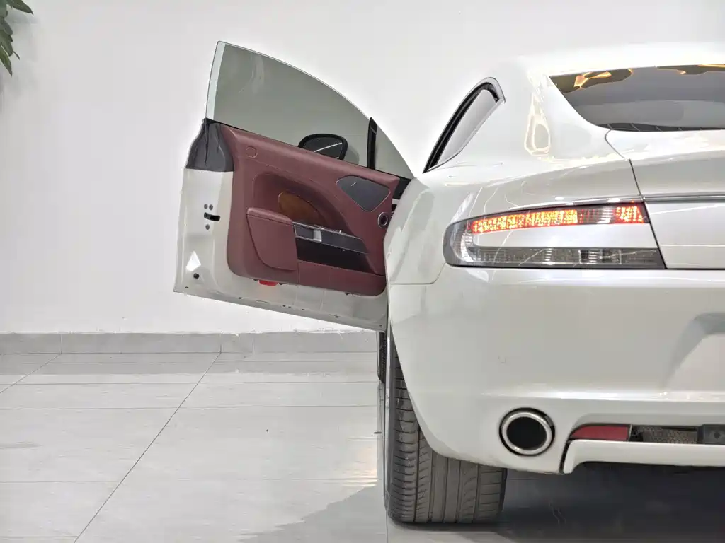 Aston Martin Rapide — миниатюра 14