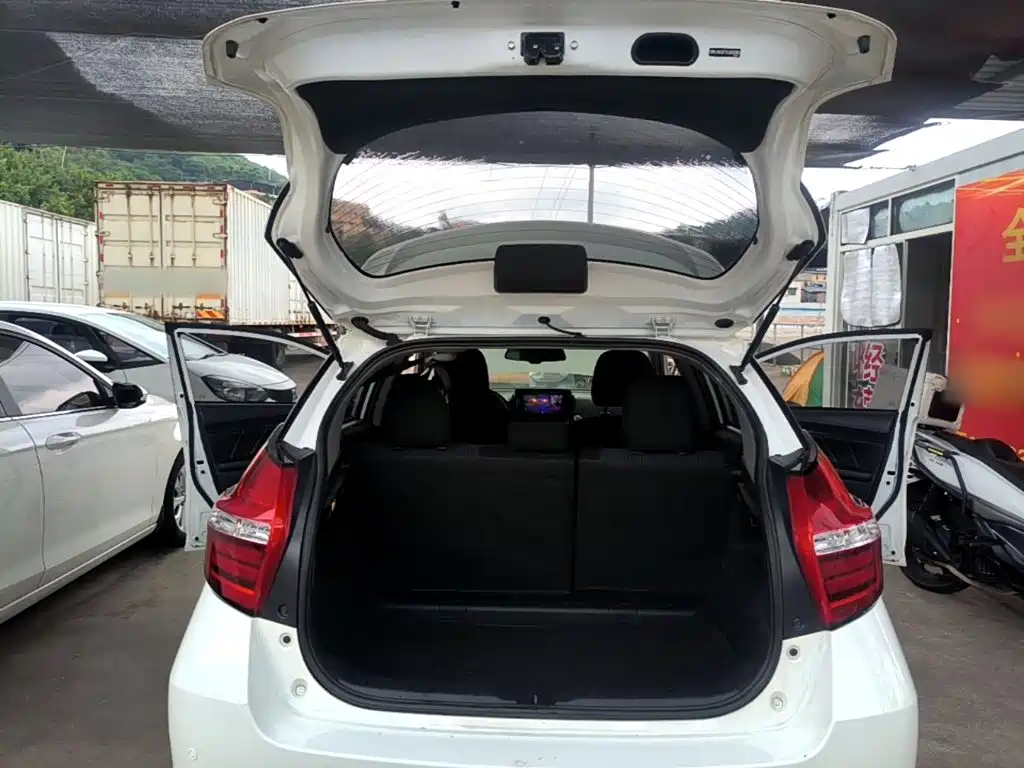 Toyota Yaris L — миниатюра 19