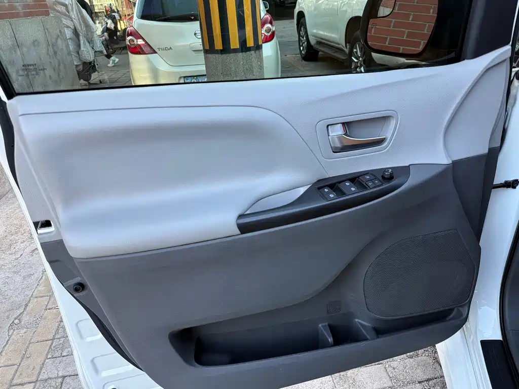 Toyota Sienna — миниатюра 5