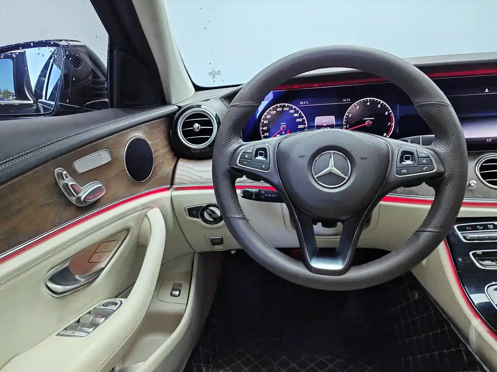 Mercedes-Benz E-Class — миниатюра 9