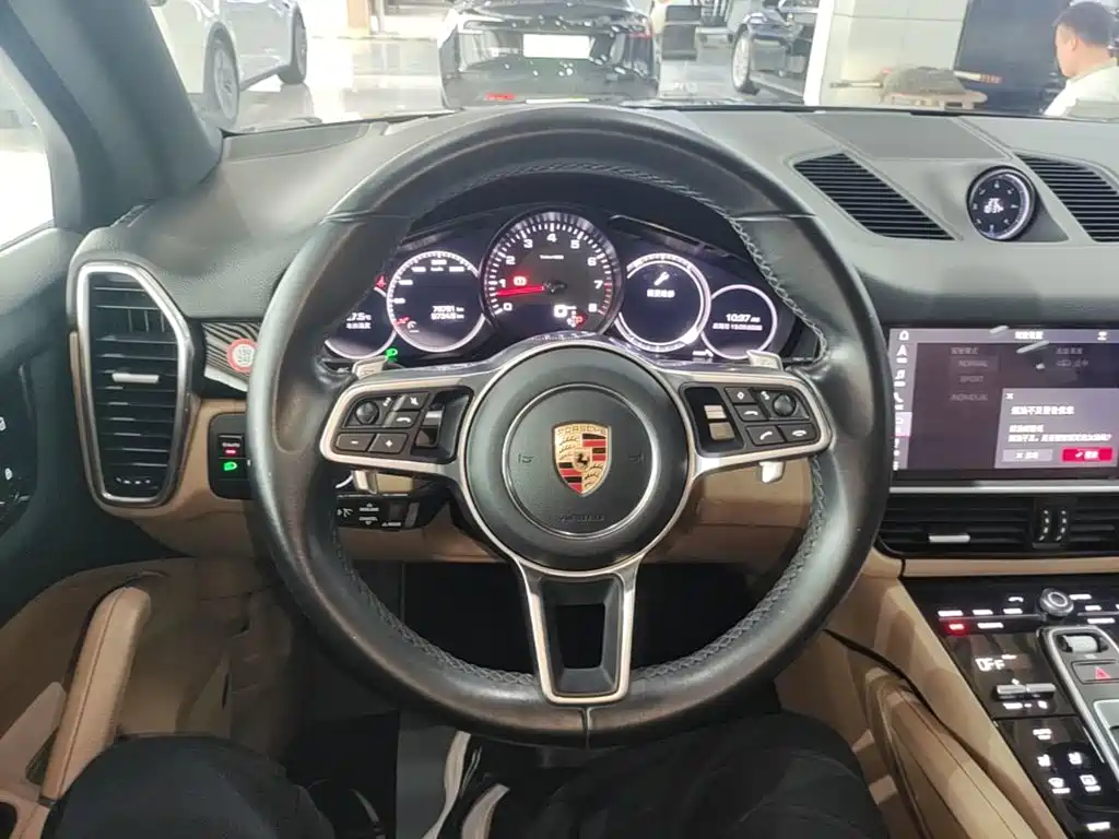 Porsche Cayenne — миниатюра 7