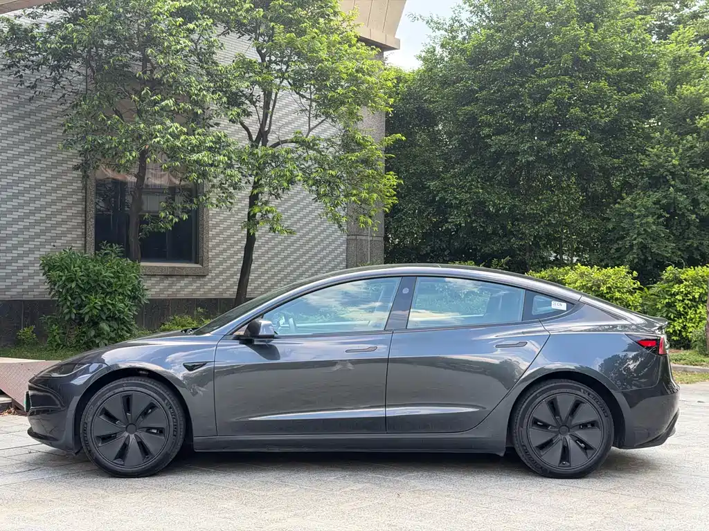 Tesla Model 3 — миниатюра 27