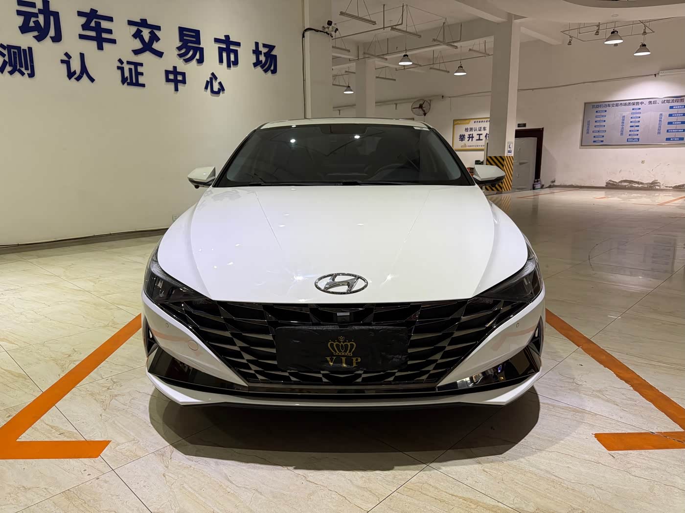 Hyundai Elantra 1.5 л 2023 г. Белый, пробег 33000 км