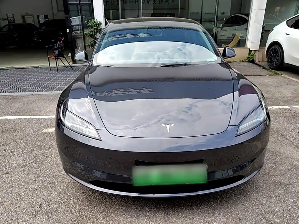 Tesla Model 3 — миниатюра 3