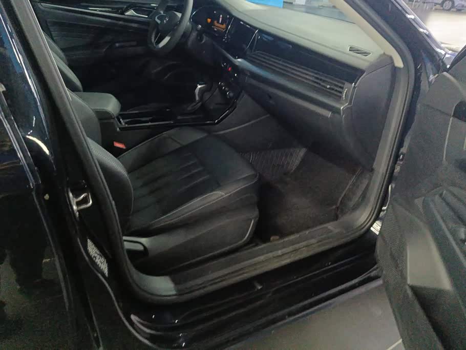 Volkswagen Passat 1.4 л 2025 г. Чёрный, пробег 11600 км
