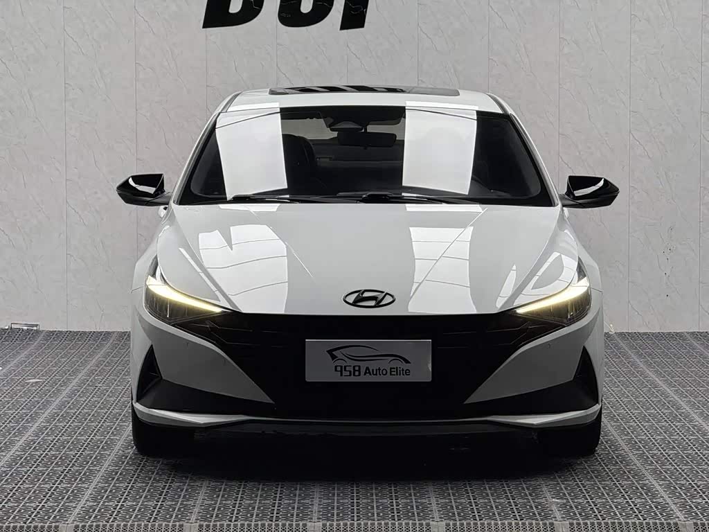 Hyundai Elantra 1.5 л 2022 г. Белый, пробег 43000 км