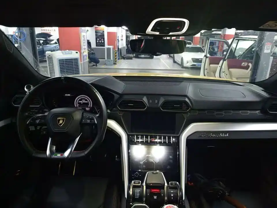 Lamborghini Urus — миниатюра 3