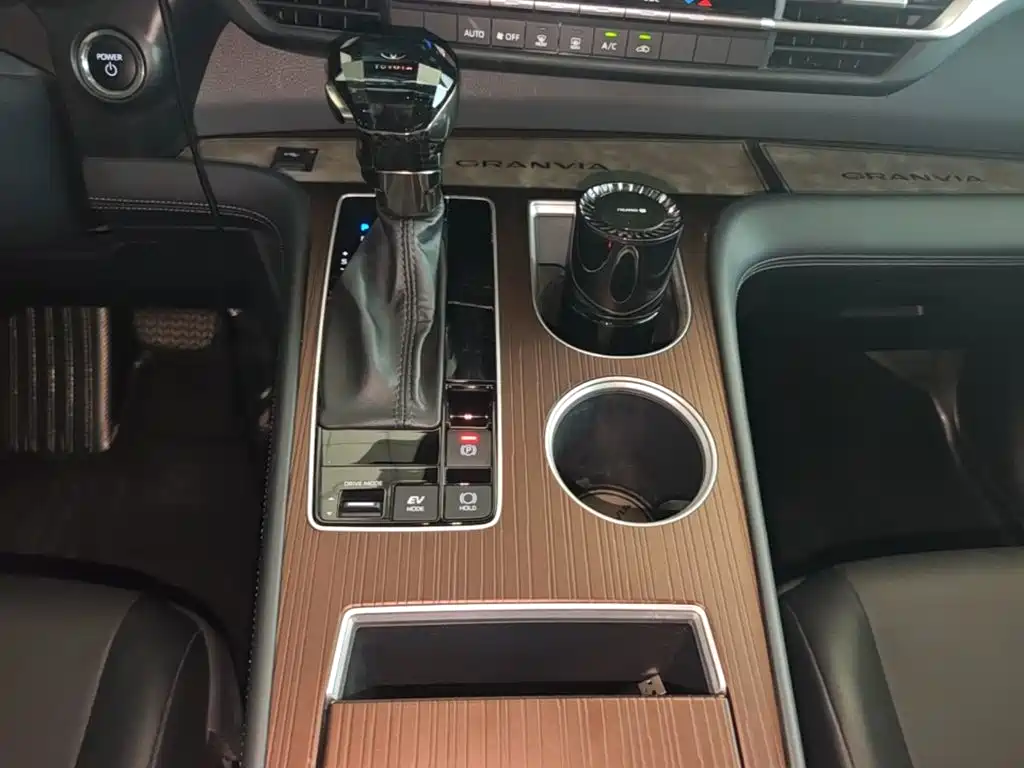 Toyota Granvia — миниатюра 14