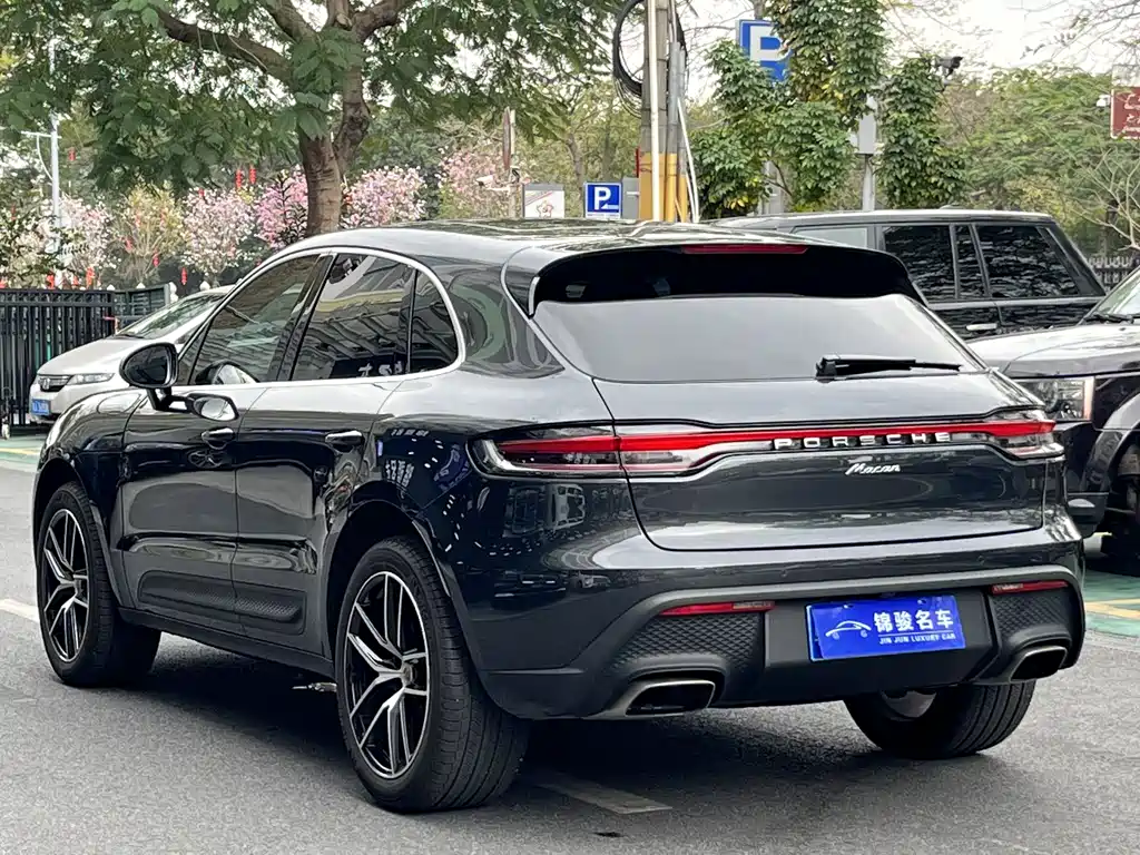 PORSCHE MACAN