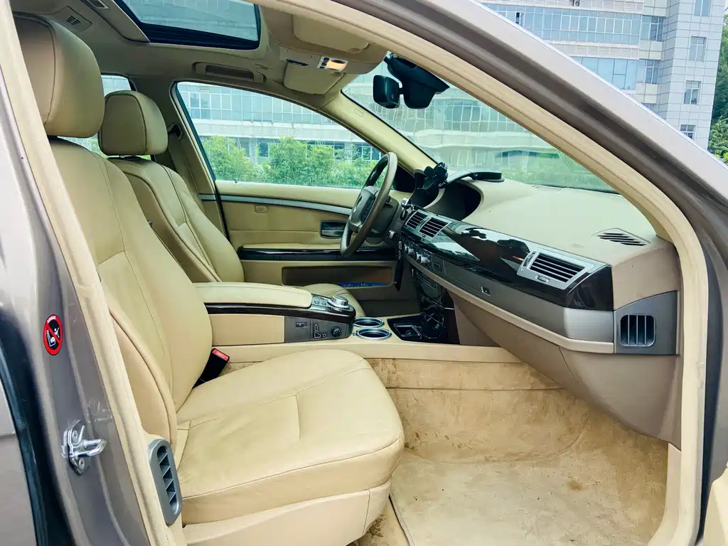 BMW 7 Series — миниатюра 8