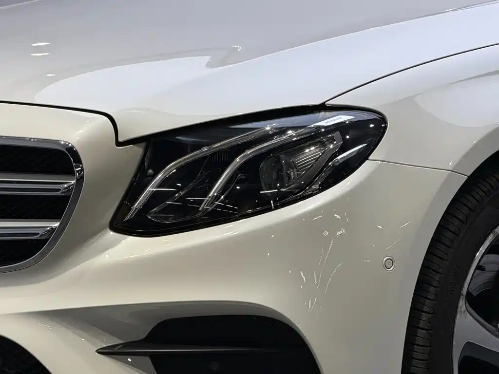 Mercedes-Benz E-Class — миниатюра 8