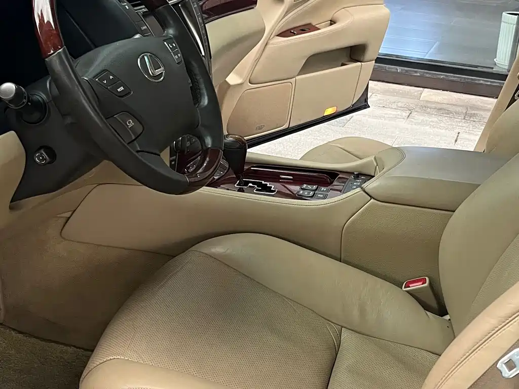 Lexus LS — миниатюра 11