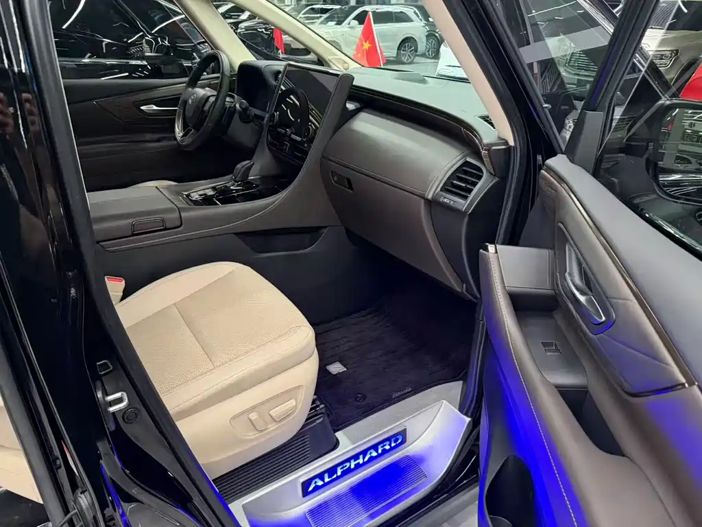 Toyota Alphard — миниатюра 7