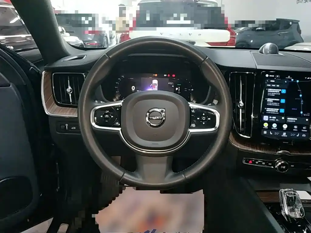 Volvo XC60 PHEV — миниатюра 11