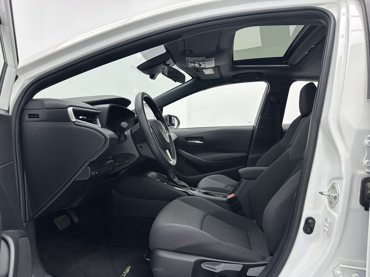 Toyota Levin 1.2 л 2026 г. Белый, пробег 7000 км