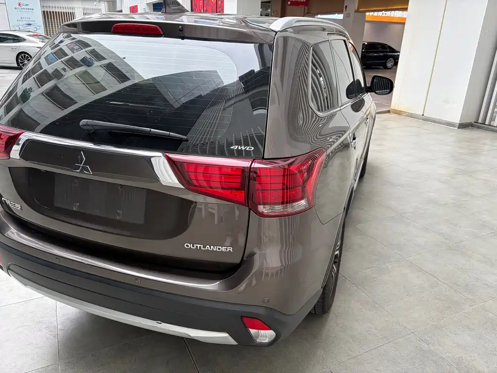 MITSUBISHI OUTLANDER