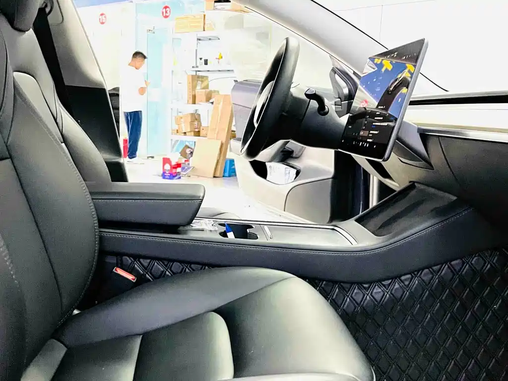 Tesla Model 3 — миниатюра 6