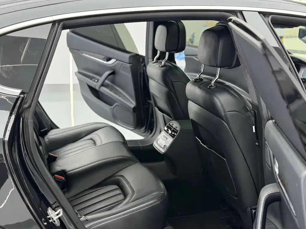 Maserati Quattroporte — миниатюра 12