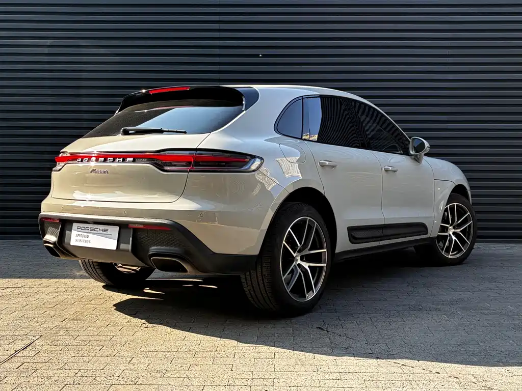 PORSCHE MACAN