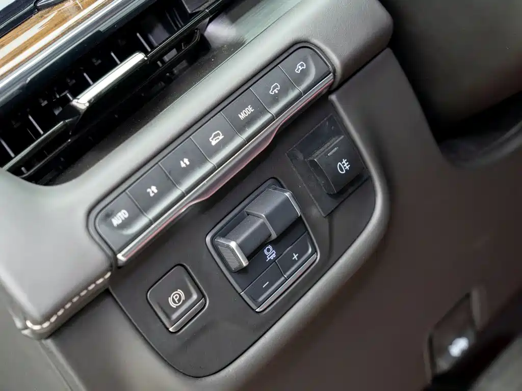 Cadillac Escalade — миниатюра 14