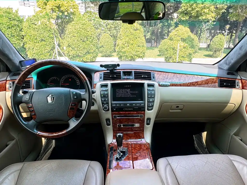 Toyota Crown — миниатюра 4