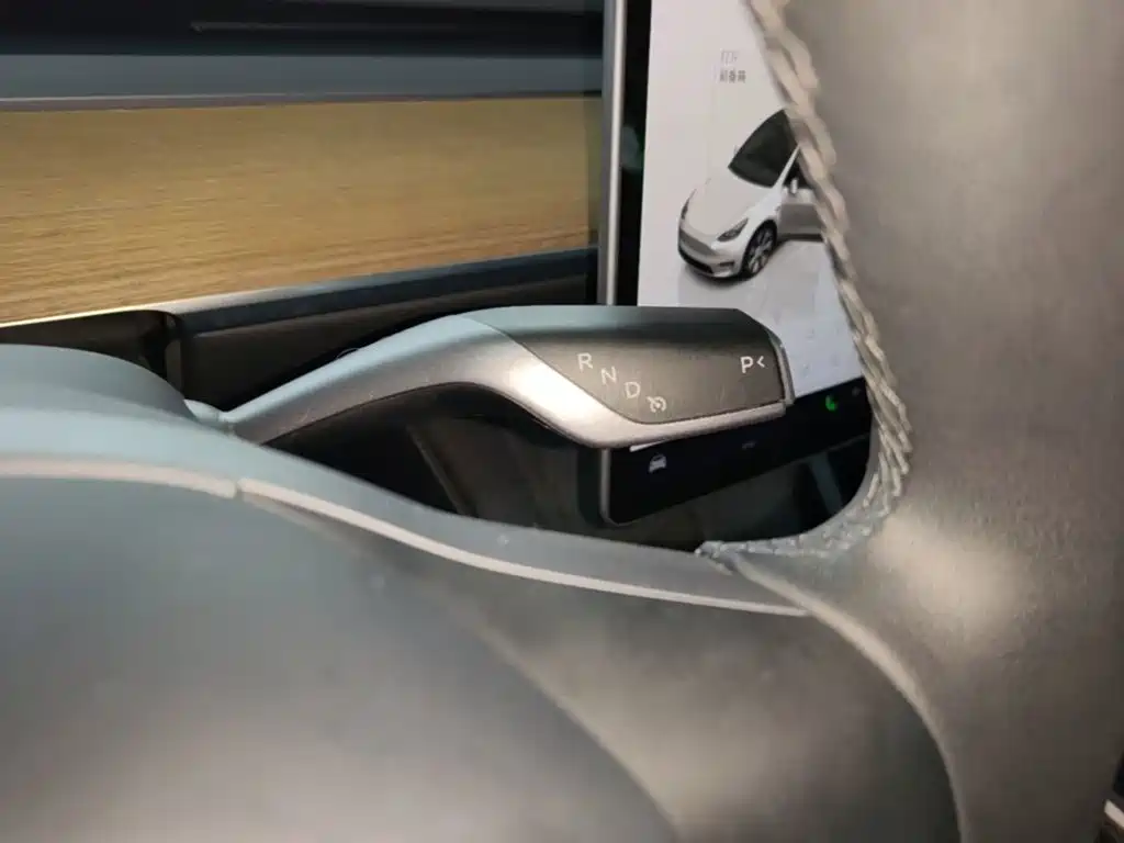Tesla Model Y — миниатюра 14