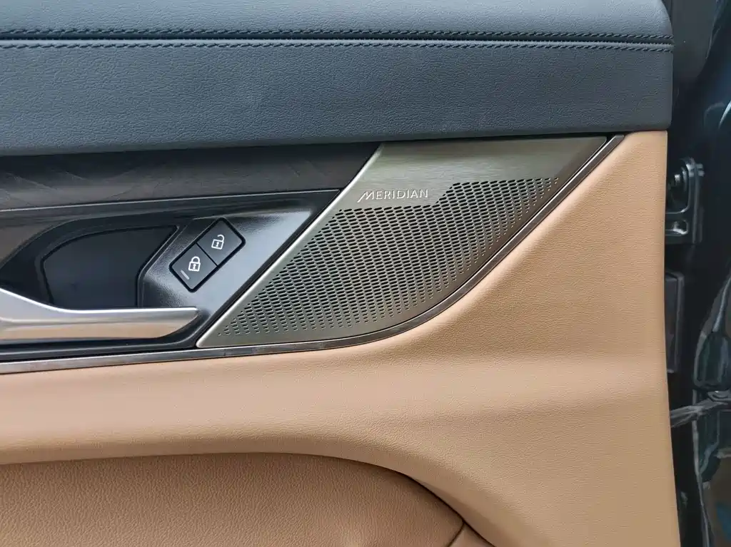 Jaguar XFL — миниатюра 7