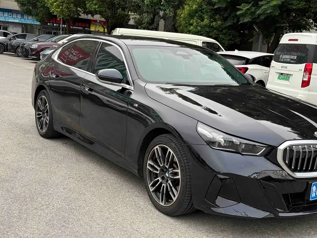 BMW 5 Series — миниатюра 3