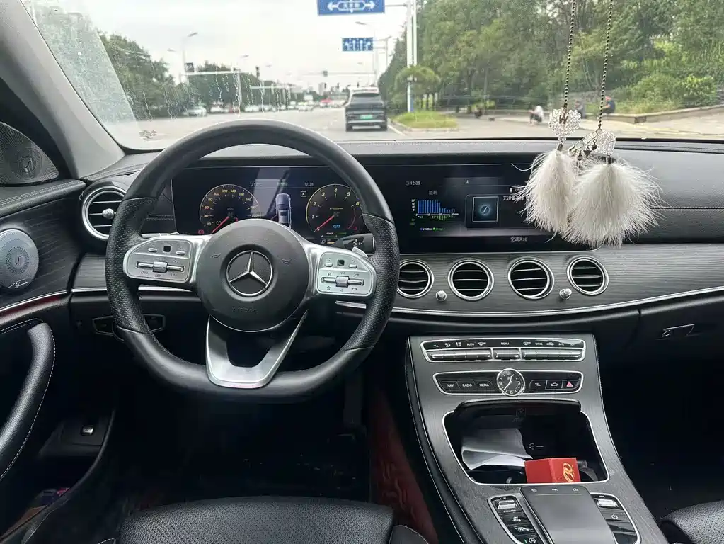 Mercedes-Benz E-Class — миниатюра 11