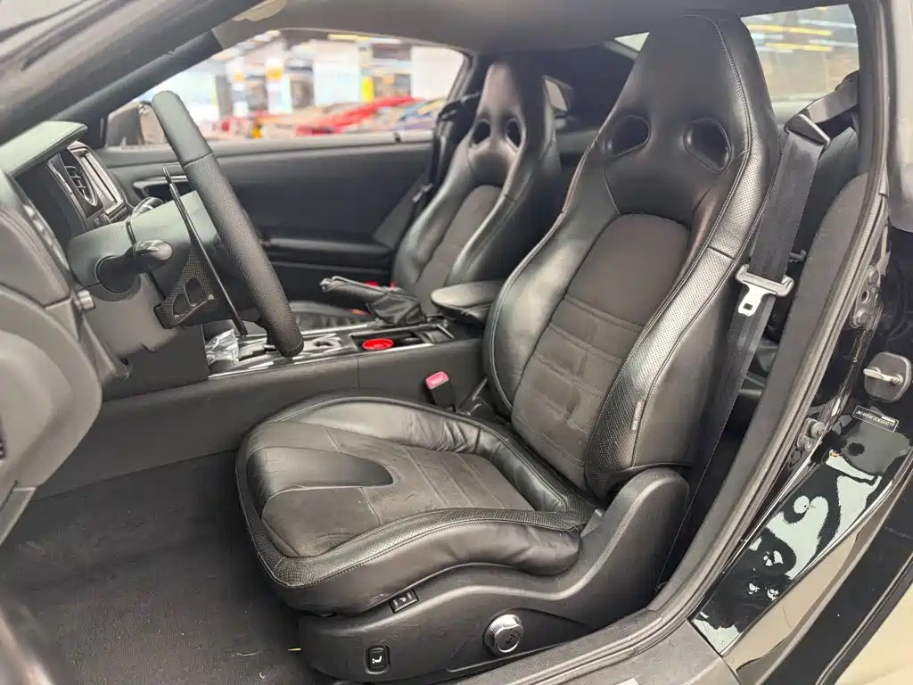 Nissan GT-R — миниатюра 5