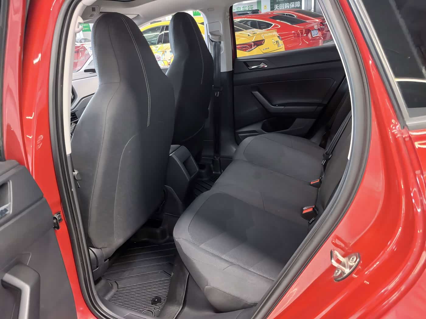 Volkswagen Polo 1.5 л 2022 г. красный/фиолетовый, пробег 28000 км