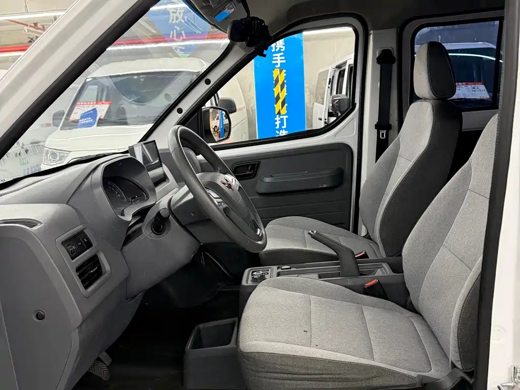 Wuling Yangguang — миниатюра 12