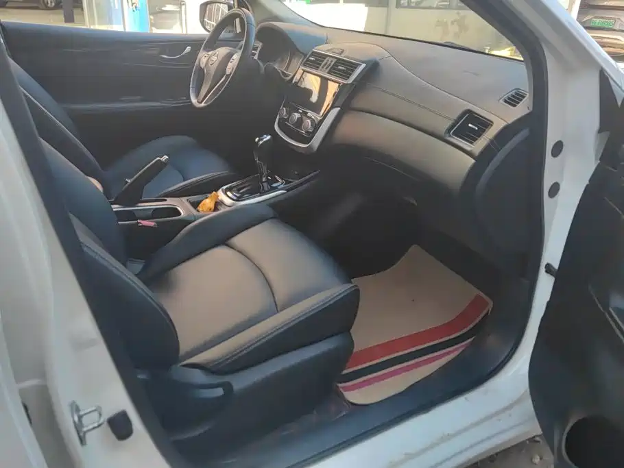 Nissan Tiida — миниатюра 8