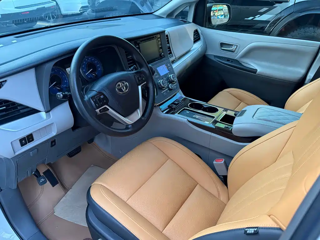 Toyota Sienna — миниатюра 4