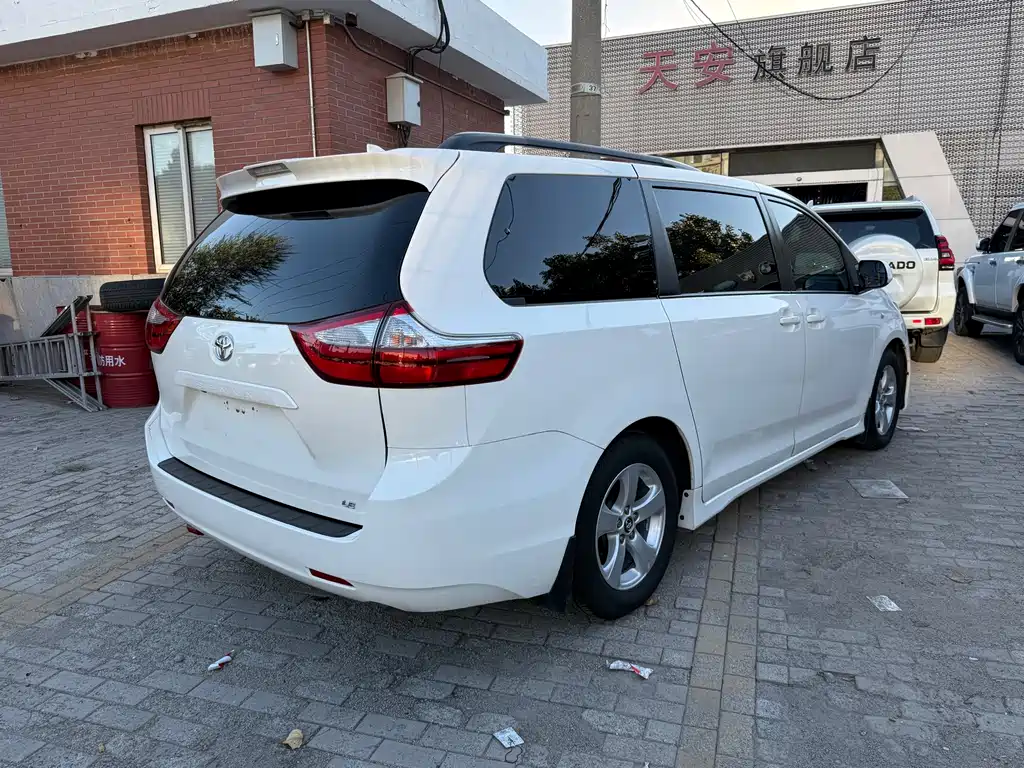 Toyota Sienna — миниатюра 17