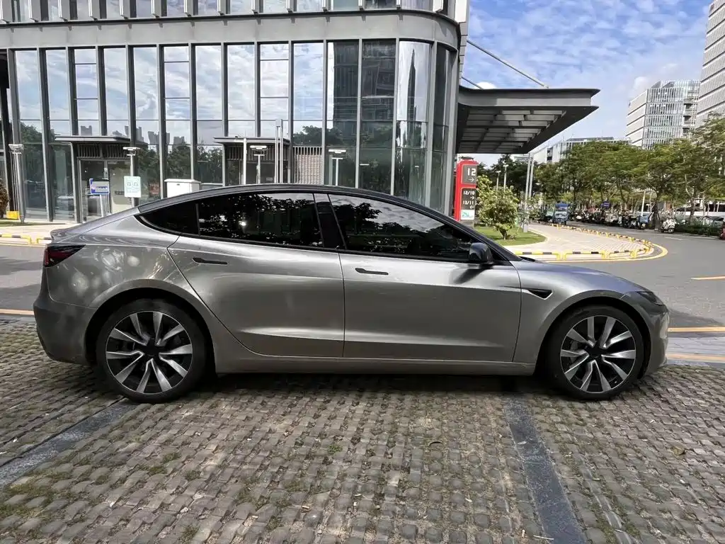 Tesla Model 3 — миниатюра 4