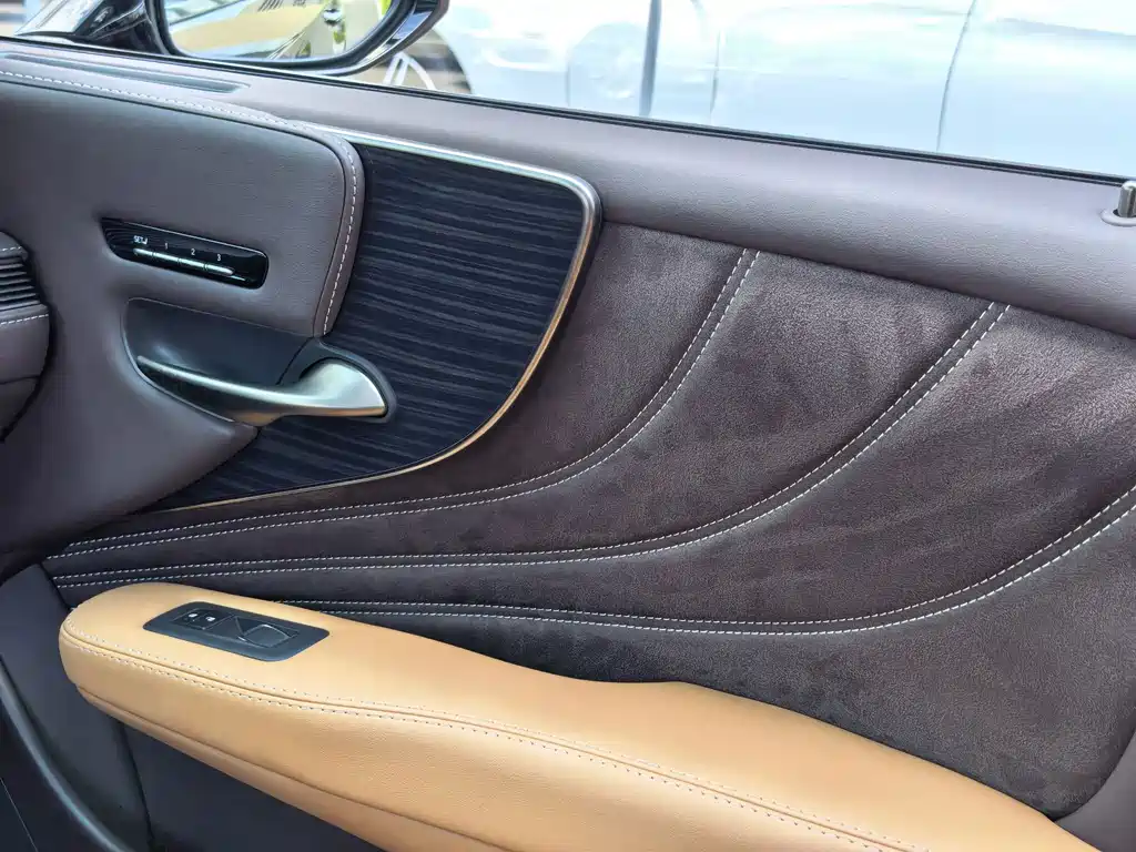 Lexus LS — миниатюра 11