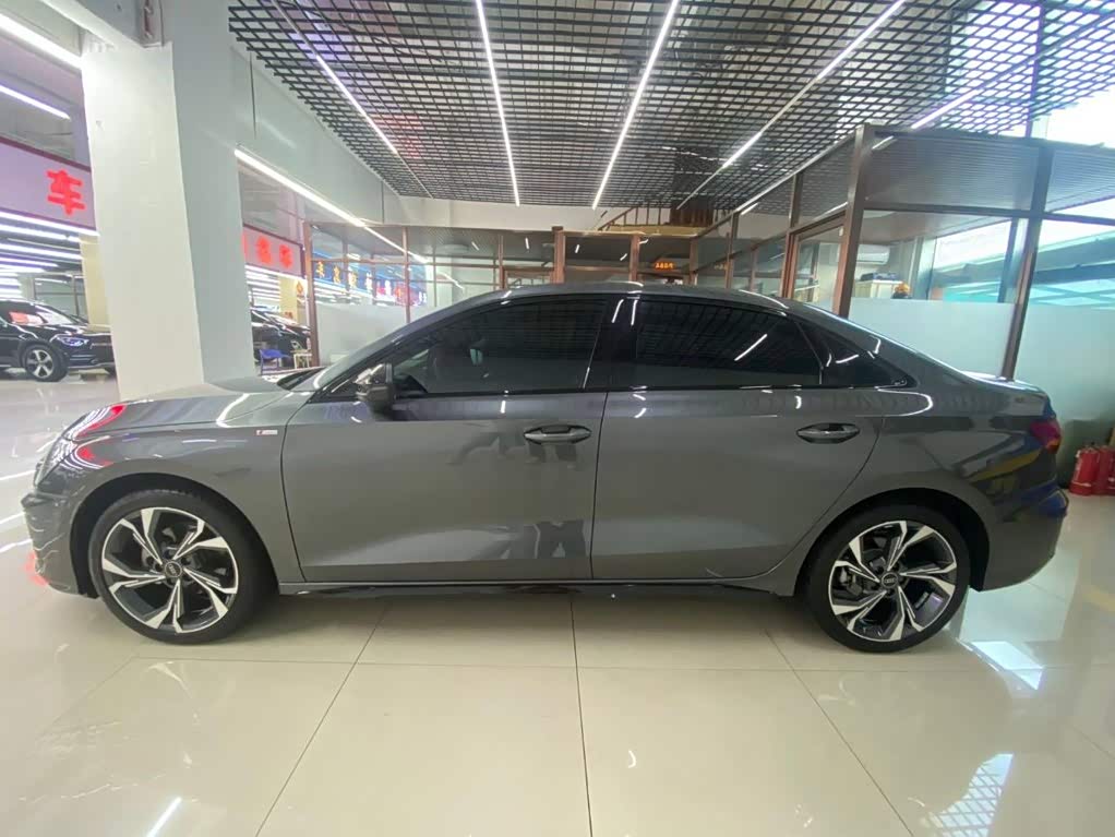 Audi A3 1.4 л 2022 г. Серебристо-серый, пробег 19000 км