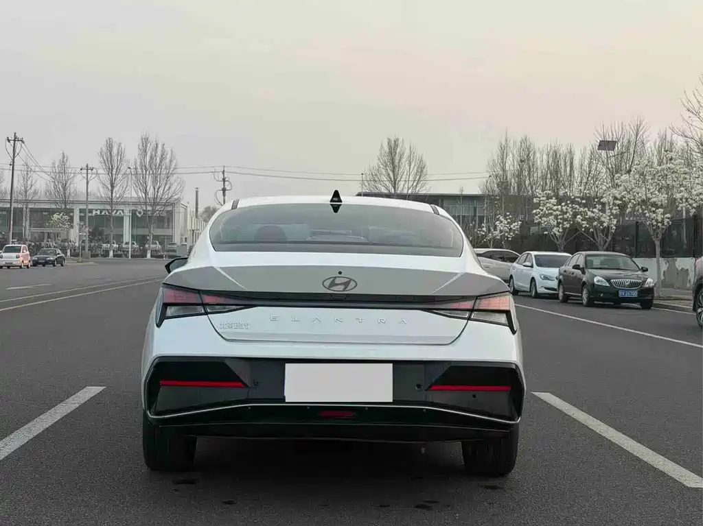 Hyundai Elantra — миниатюра 8