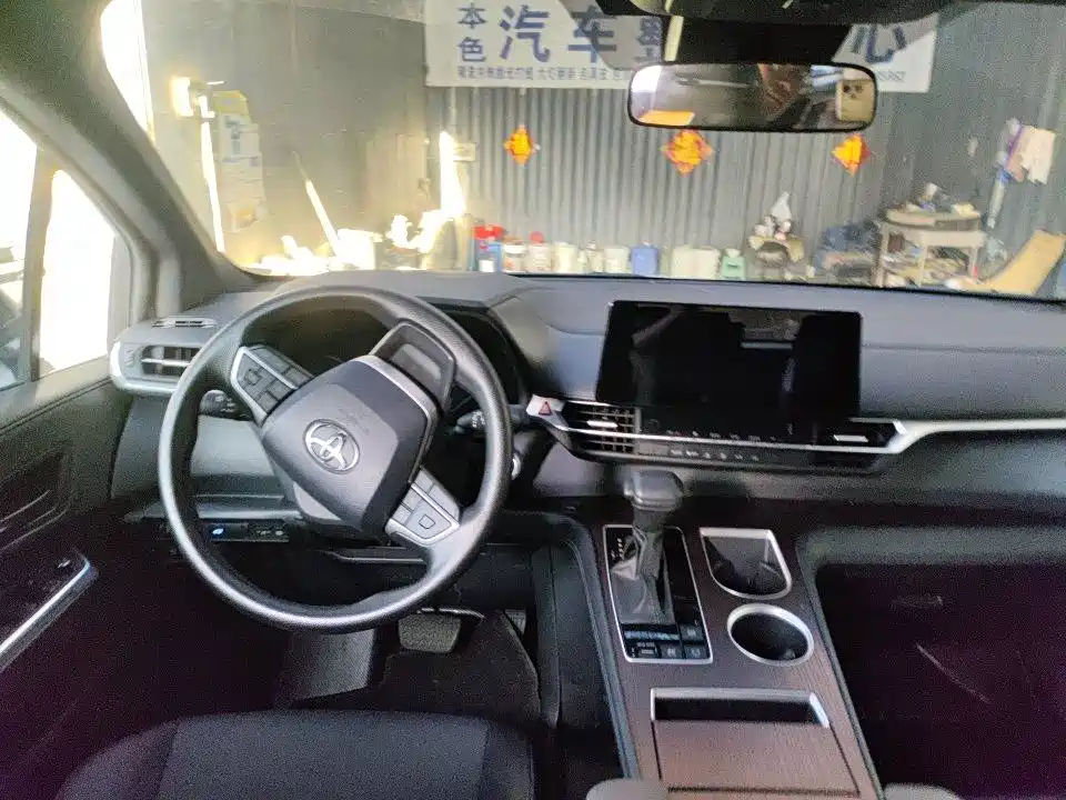 Toyota Granvia — миниатюра 8