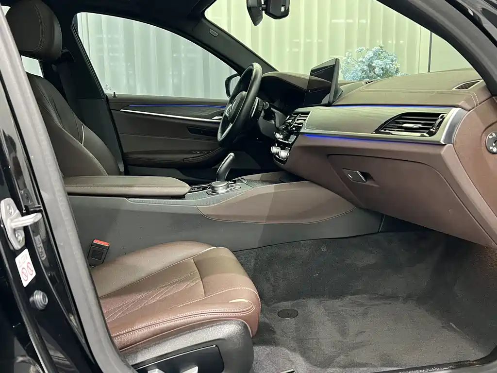 BMW 5 Series — миниатюра 7