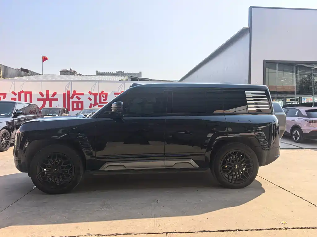 Yangwang Yangwang U8 — миниатюра 2