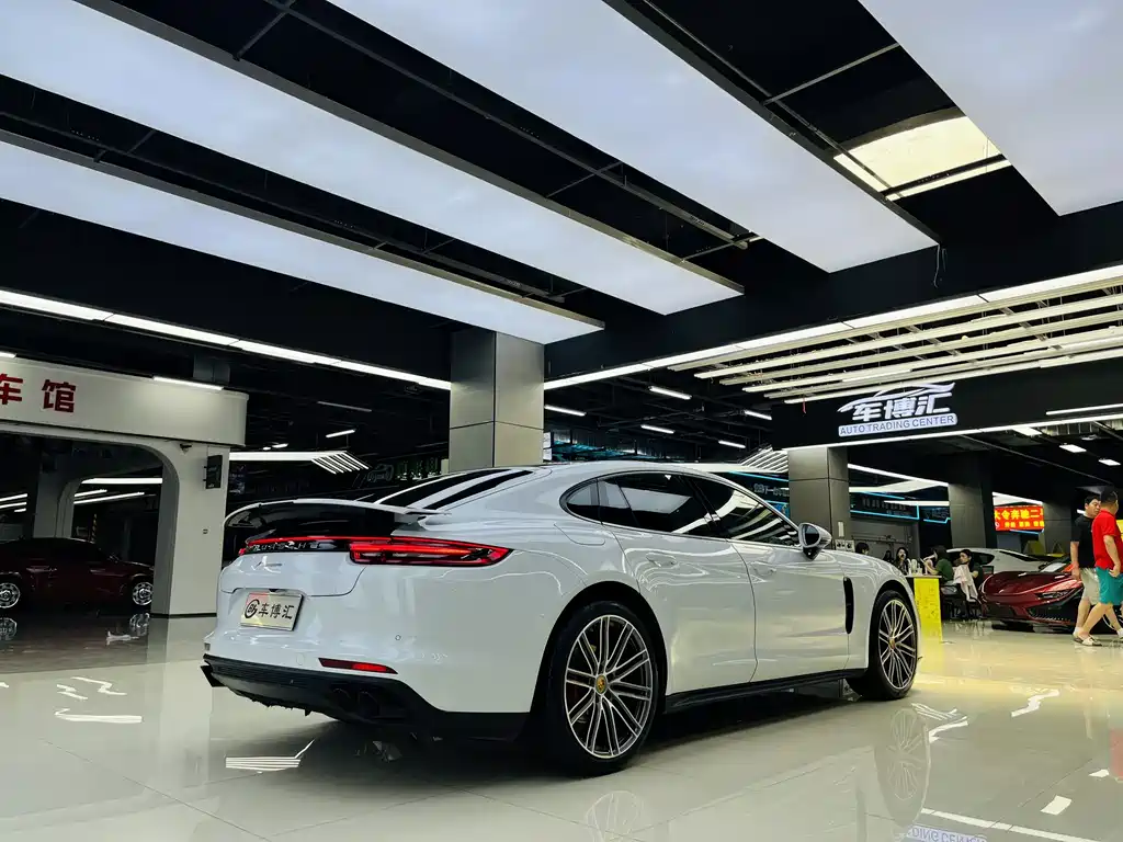 PORSCHE PANAMERA
