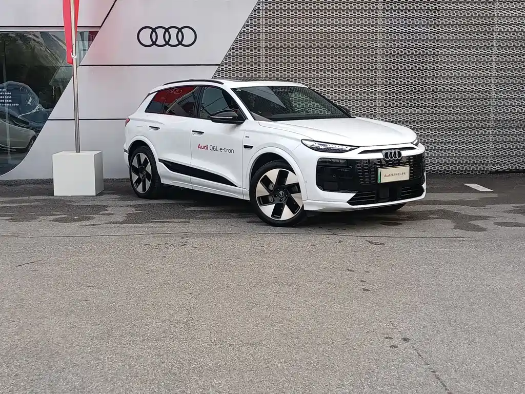 AUDI Q6L E TRON