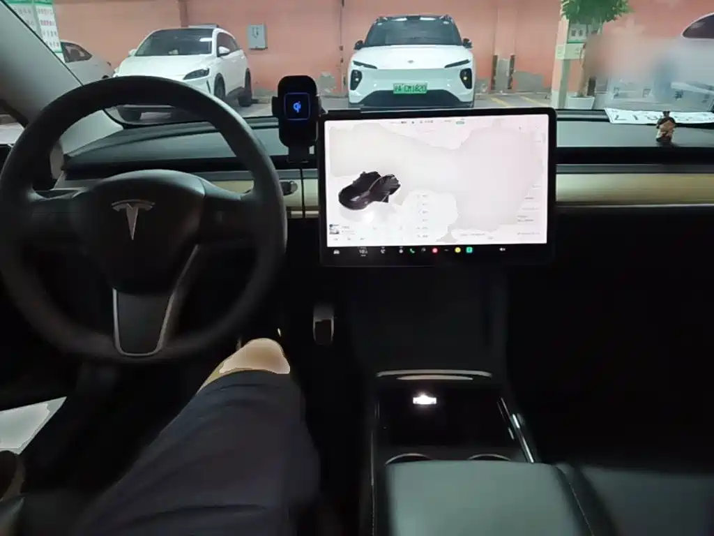 Tesla Model 3 — миниатюра 10