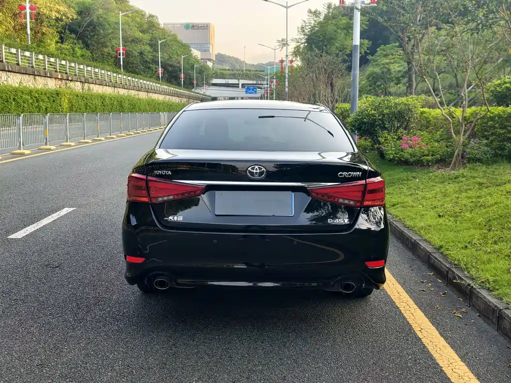 Toyota Crown — миниатюра 4