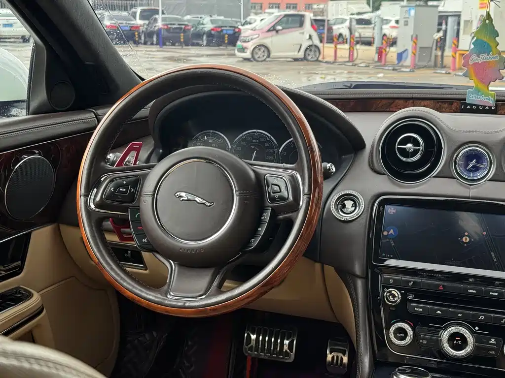 Jaguar XJ — миниатюра 6