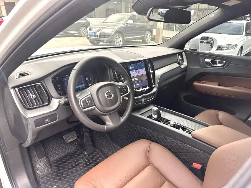 Volvo XC60 2025 B5 Luxury