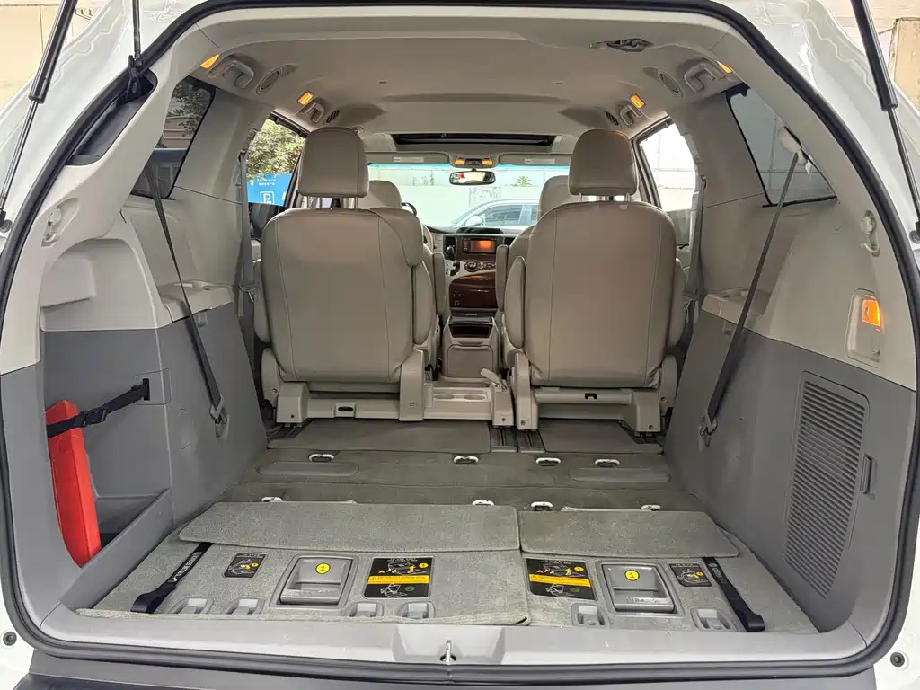 Toyota Sienna — миниатюра 14